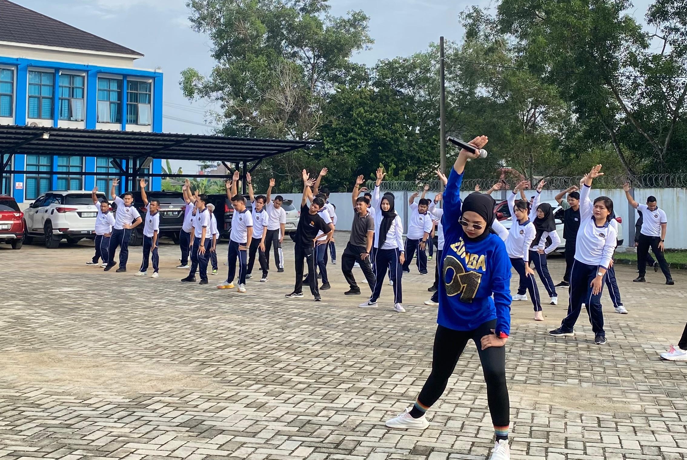 Senam Pagi Imigrasi Kotabumi Bersama Ibu-Ibu DWP, Pegawai Semakin Semangat dan Kompak
