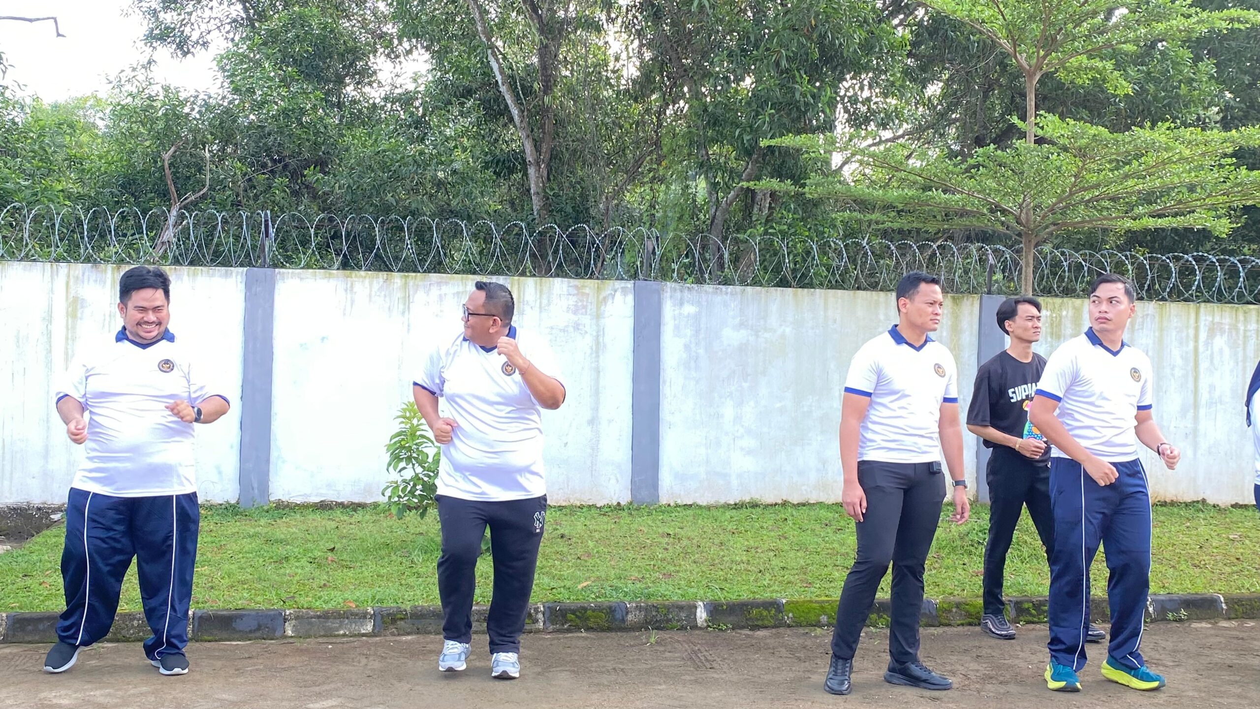 Senam Pagi Imigrasi Kotabumi Bersama Ibu-Ibu DWP, Pegawai Semakin Semangat dan Kompak