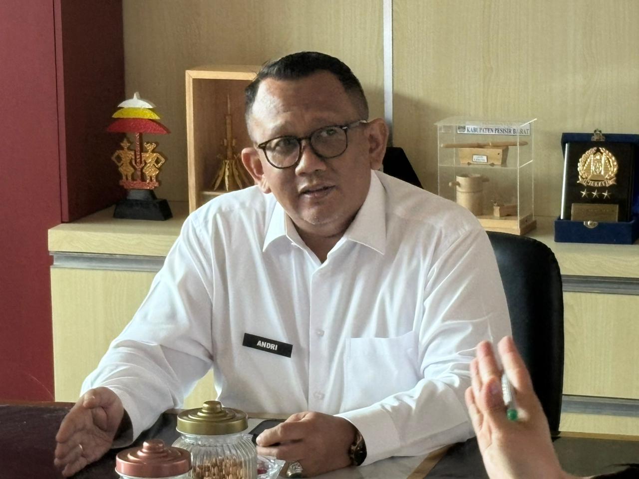 Kepala Kantor Imigrasi Kelas II Non TPI Kotabumi memimpin rapat struktural dalam rangka evaluasi kinerja sepanjang Tahun 2025 serta persiapan program dan kegiatan Tahun 2026. Rapat ini menjadi forum strategis untuk meninjau capaian kinerja sekaligus merumuskan langkah perbaikan ke depan. Dalam arahannya, Kepala Kantor menekankan pentingnya peningkatan kualitas pelayanan publik, penguatan pengawasan keimigrasian, serta optimalisasi penerimaan negara. Selain itu, dibahas pula strategi penguatan koordinasi antarunit kerja guna memastikan pelaksanaan tugas berjalan optimal dan target kinerja tahun mendatang dapat tercapai secara maksimal.