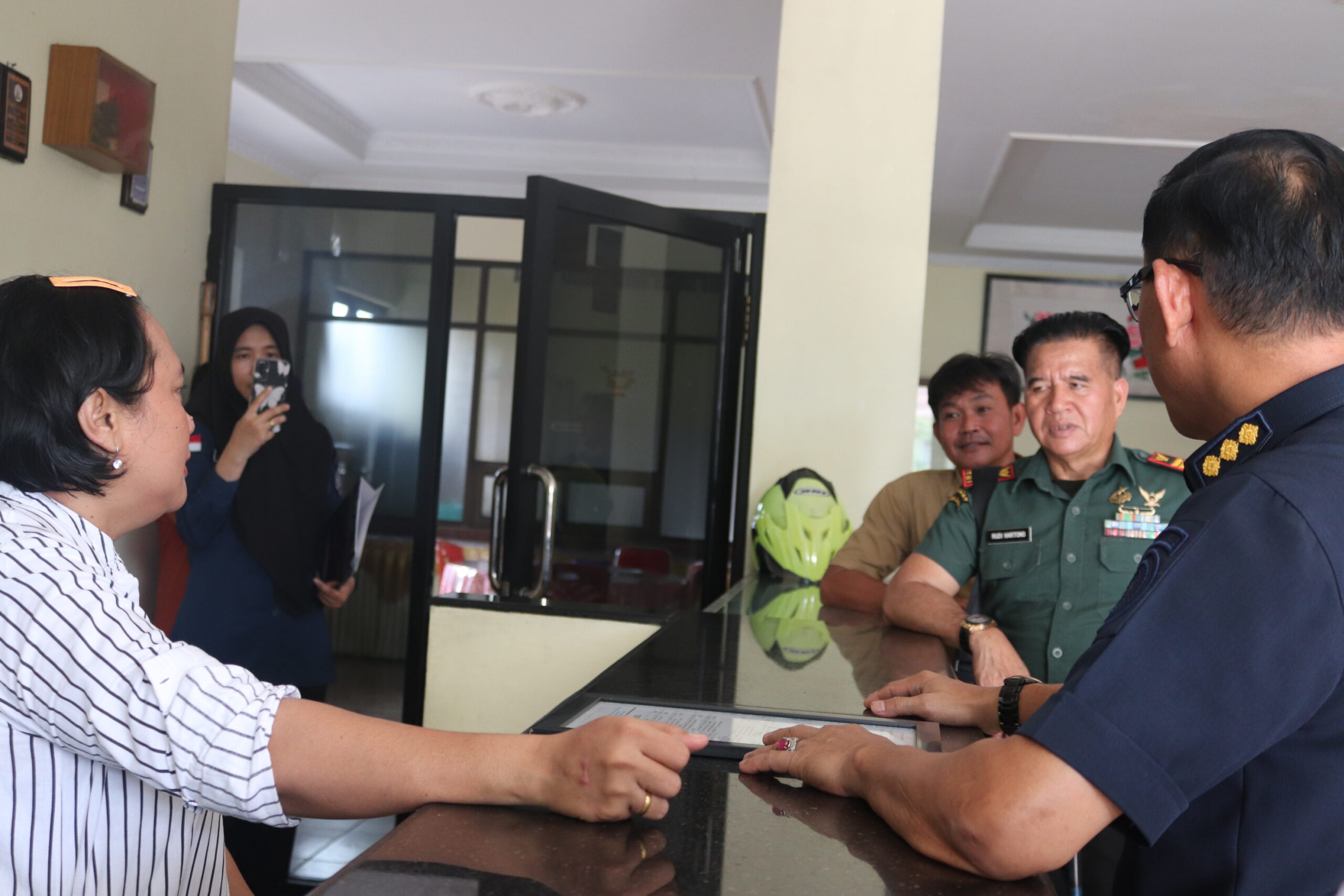 Kantor Imigrasi Kotabumi Laksanakan Operasi Gabungan Keimigrasian di Hotel Duta