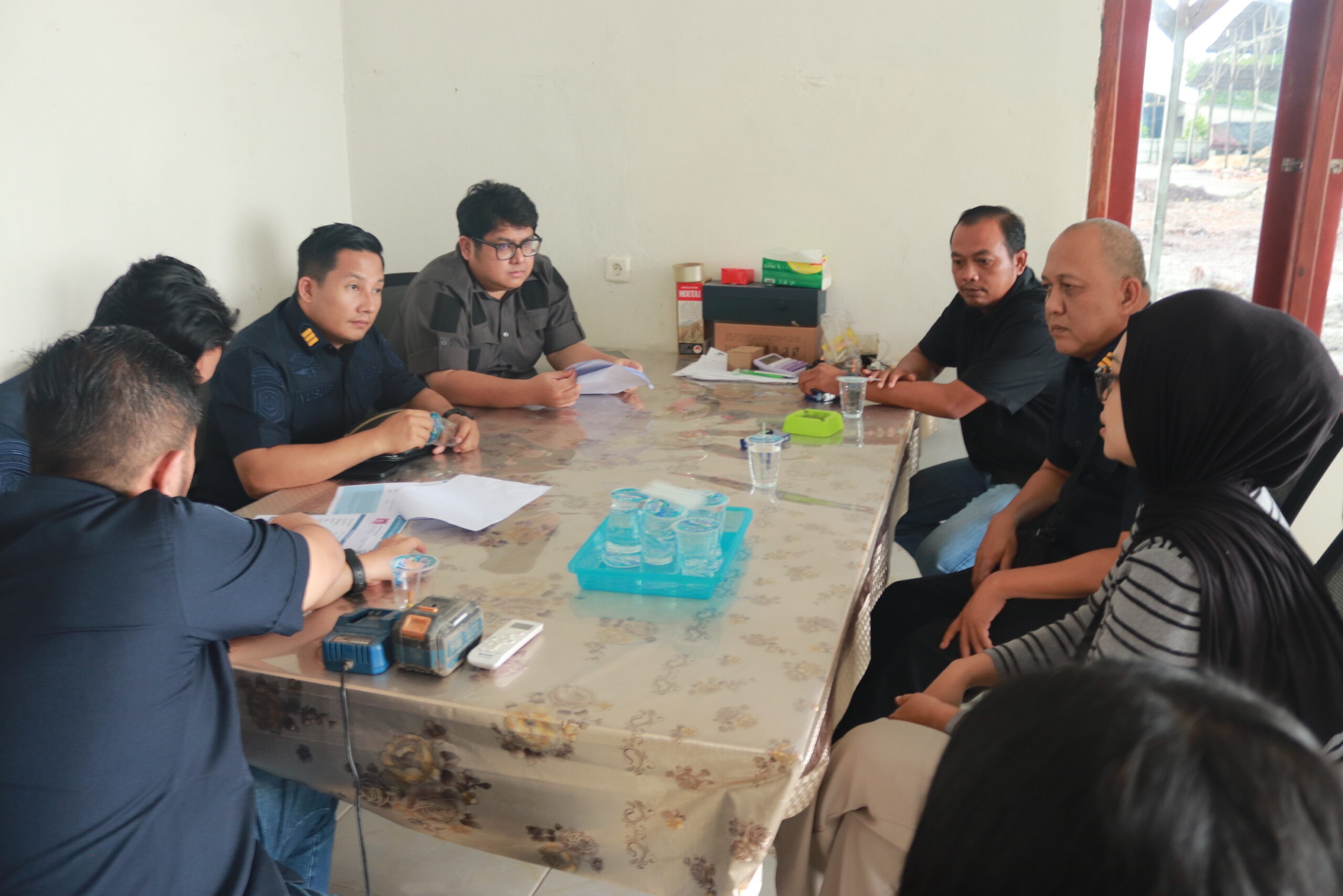 Kantor Imigrasi Kelas II Non TPI Kotabumi melalui Seksi Intelijen dan Penindakan Keimigrasian (Inteldakim) melaksanakan kegiatan Operasi Gabungan Pengawasan Orang Asing di sejumlah perusahaan yang berlokasi di Kabupaten Tulang Bawang, yaitu PT. Sumatera Zhong He Wood Industry, PT. Shuang Fei Wood Industry, dan PT. Kayu Samudra Indonesia. Kegiatan ini dilaksanakan bersama Polres Tulang Bawang sebagai wujud sinergi antarinstansi dalam pengawasan dan penegakan hukum keimigrasian. Operasi gabungan ini bertujuan untuk memastikan kepatuhan perusahaan dan tenaga kerja asing terhadap ketentuan peraturan perundang-undangan di bidang keimigrasian, serta menjaga keamanan dan ketertiban umum di wilayah Kabupaten Tulang Bawang. Dalam kegiatan tersebut, petugas melakukan pemeriksaan administrasi keimigrasian terhadap Warga Negara Asing (WNA) yang bekerja di perusahaan terkait. Pelaksanaan operasi berlangsung dengan tertib, aman, dan lancar sesuai dengan Standar Operasional Prosedur (SOP) yang berlaku. Kegiatan ini merupakan bagian dari upaya berkelanjutan Kantor Imigrasi Kelas II Non TPI Kotabumi dalam meningkatkan efektivitas pengawasan terhadap keberadaan dan aktivitas orang asing di wilayah kerja. Melalui kegiatan ini, Kantor Imigrasi Kelas II Non TPI Kotabumi menegaskan komitmennya untuk terus memperkuat koordinasi lintas sektor dengan aparat penegak hukum dan instansi terkait guna mewujudkan pengawasan keimigrasian yang profesional, akuntabel, dan berorientasi pada kepastian hukum.