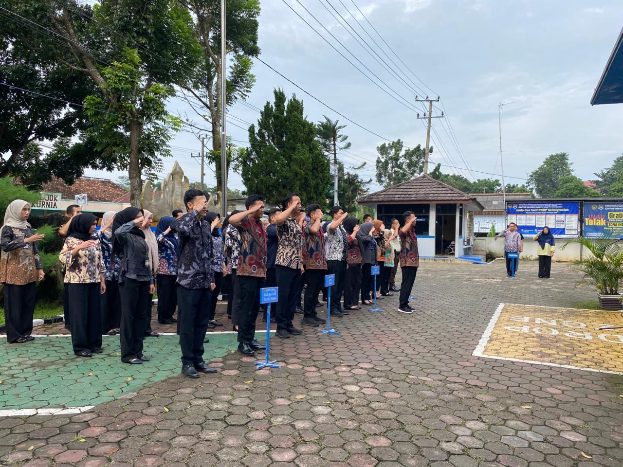 Kantor Imigrasi Kotabumi Gelar Apel Sore, Tekankan Etika Kedinasan dan Kebersihan Lingkungan Kerja