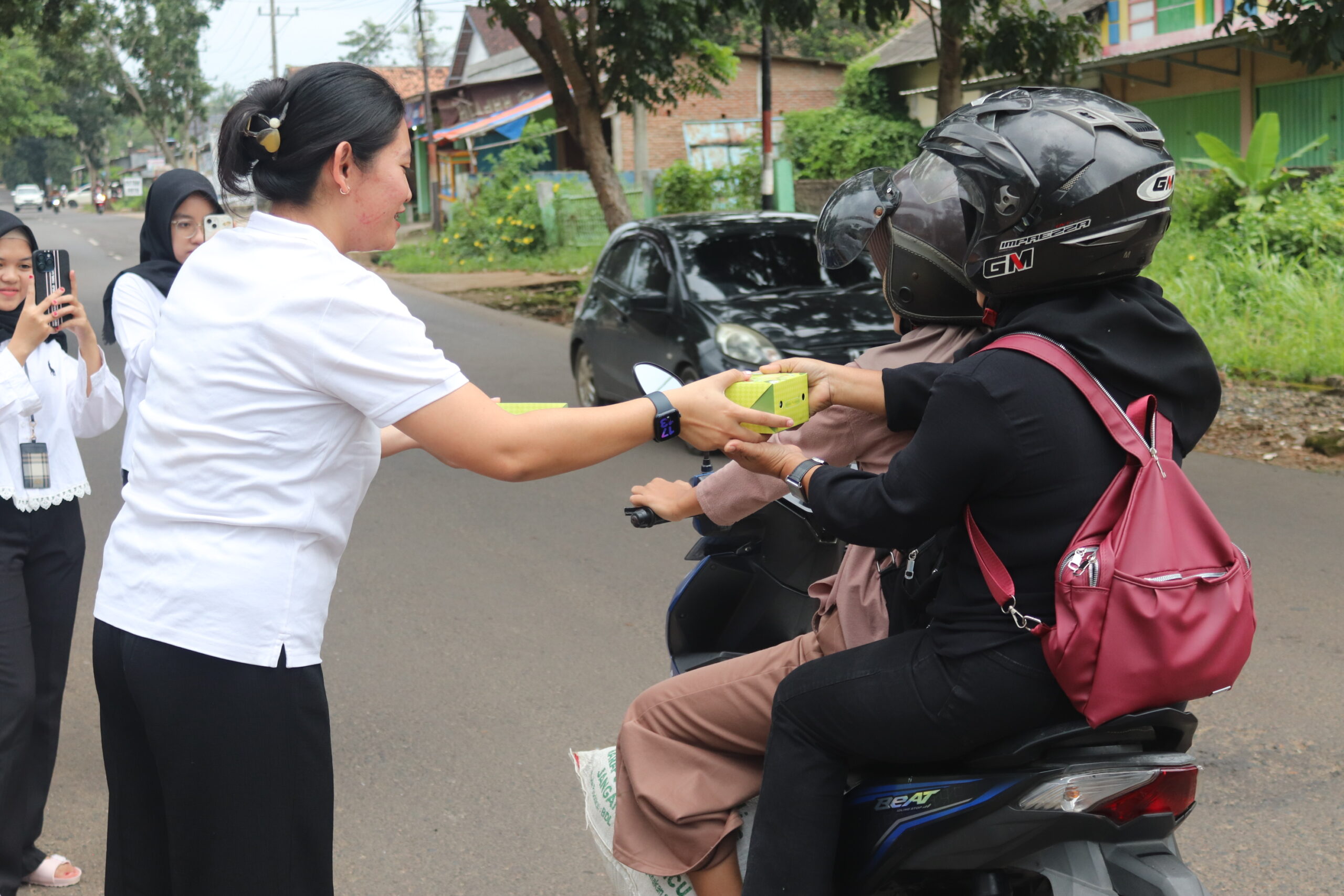 Kantor Imigrasi Kelas II Non TPI Kotabumi Berbagi Takjil kepada Masyarakat