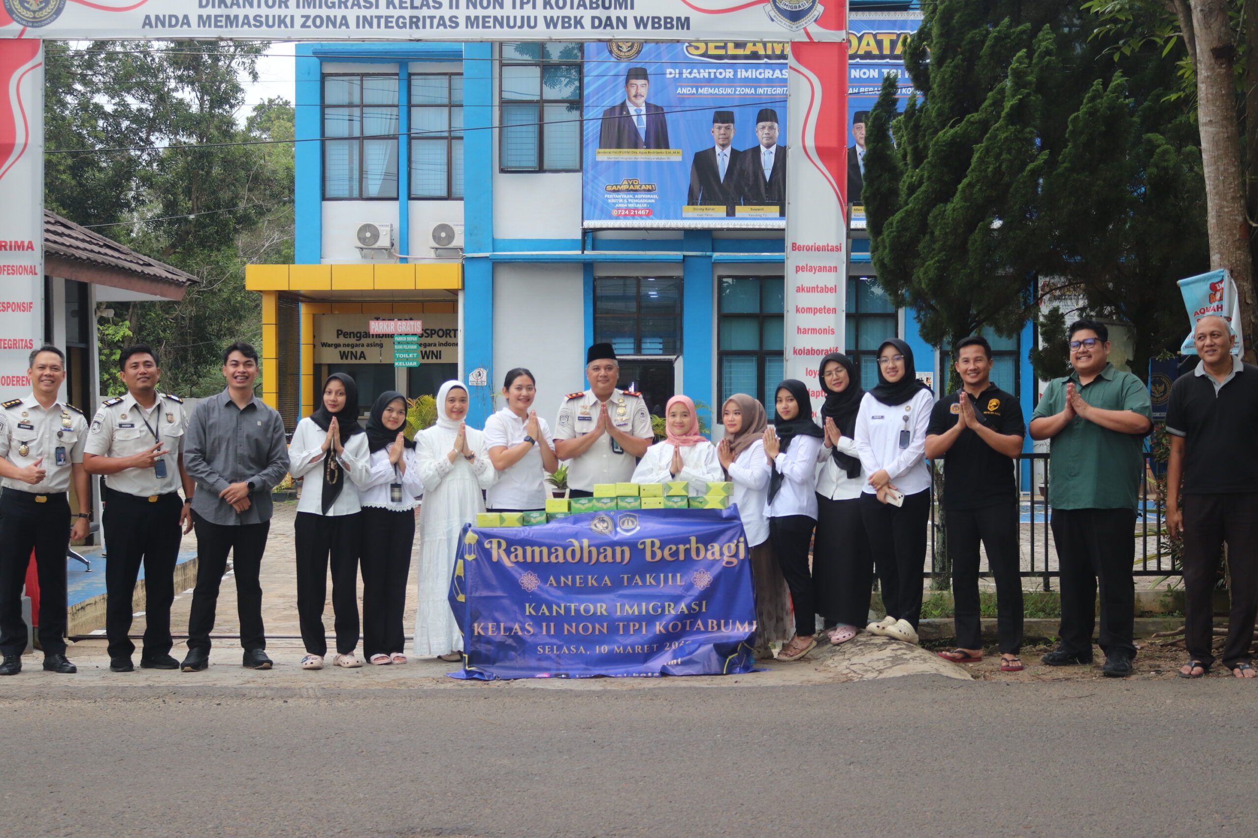 Kantor Imigrasi Kelas II Non TPI Kotabumi Berbagi Takjil kepada Masyarakat