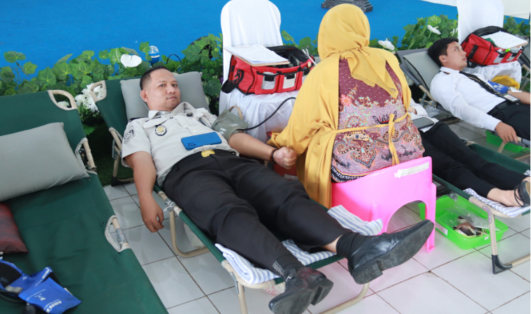 Imigrasi Kotabumi Ikuti Donor Darah dan Kunjungan ke Lapas dalam Rangka Hari Bakti Pemasyarakatan ke-62 Tahun 2026