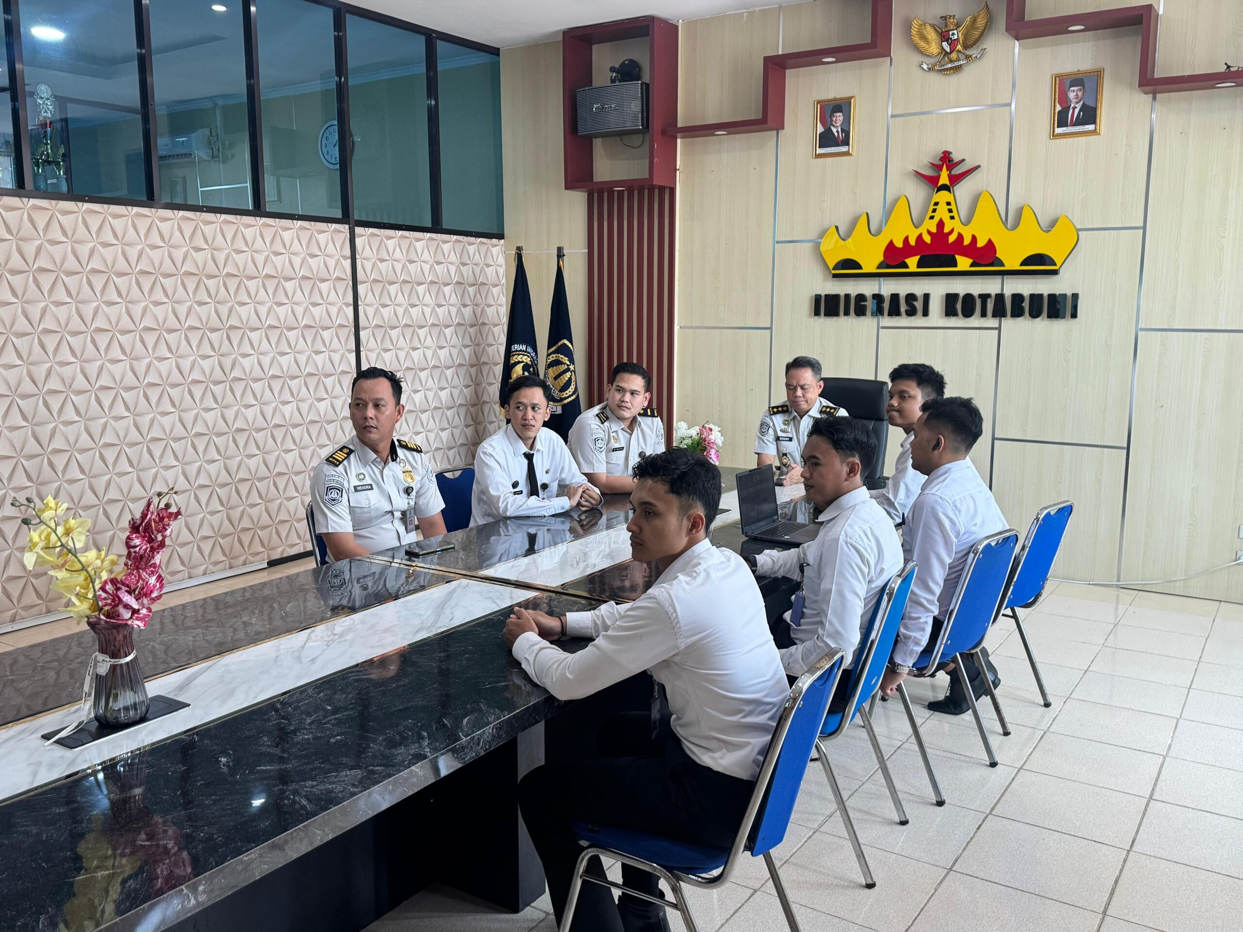 Kantor Imigrasi Kotabumi Ikuti Sosialisasi Aplikasi SIKN dan JIKN melalui Zoom Meeting di Aula Kantor