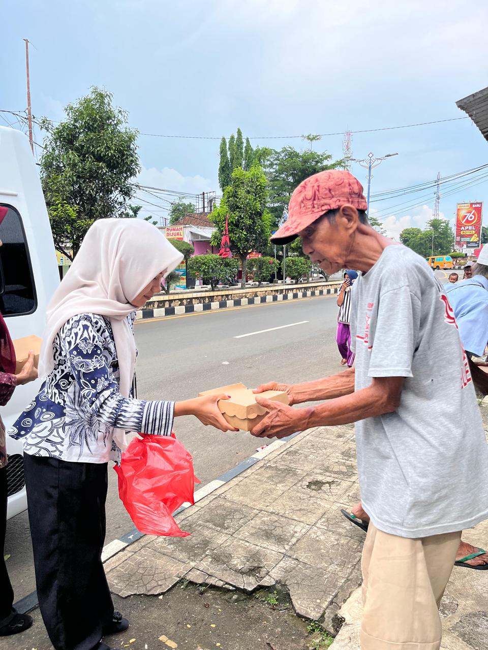 Jumat Berkah: Kantor Imigrasi Kelas II Non TPI Kotabumi Berbagi Kepedulian kepada Sesama