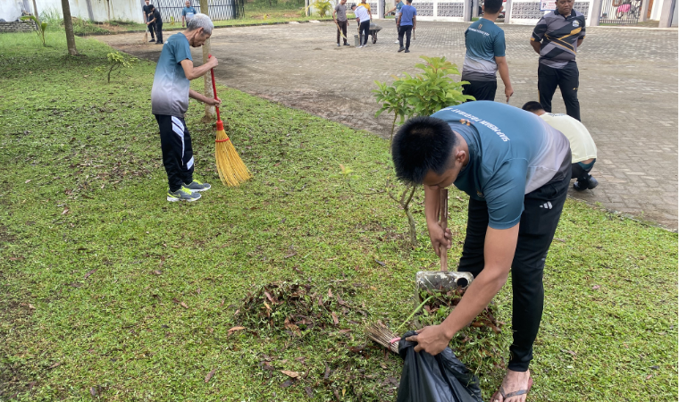 Kantor Imigrasi Kotabumi Laksanakan Jumat Bersih dan Apel Pagi Menuju WBK