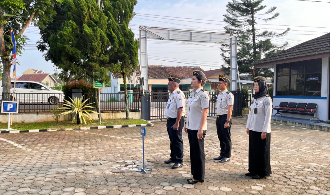 Penguatan Kebersihan, Pelayanan, dan Integritas dalam Apel Pagi Pegawai