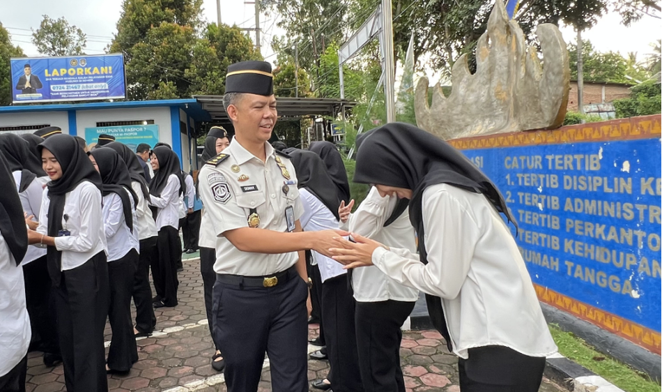 Kegiatan kemudian dilanjutkan dengan penyerahan sertifikat kepada para peserta magang oleh Kepala Kantor Imigrasi Kelas II Non TPI Kotabumi sebagai bentuk penghargaan atas partisipasi dan kontribusi selama program berlangsung. Acara ditutup dengan suasana penuh kehangatan melalui sesi bersalam-salaman antara peserta magang dan seluruh pegawai, sebagai simbol kebersamaan sekaligus momen perpisahan yang berkesan.  Di akhir kegiatan, Kantor Imigrasi Kelas II Non TPI Kotabumi menyampaikan ucapan terima kasih kepada seluruh peserta Maganghub Batch 2 atas dedikasi dan kebersamaan yang telah terjalin selama enam bulan. Semoga ilmu, pengalaman, dan keterampilan yang diperoleh selama masa magang dapat bermanfaat dan menjadi bekal berharga di masa depan. Harapannya, para peserta dapat terus berkembang, sukses dalam karier masing-masing, serta senantiasa membawa semangat profesionalisme dan integritas di mana pun berada.