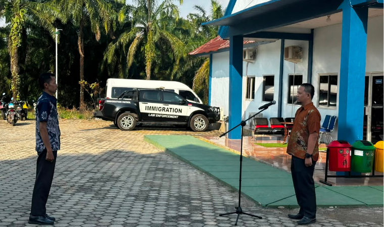 Kaur Kepegawaian Pimpin Apel Sore, Tekankan Disiplin dan Keharmonisan Kerja