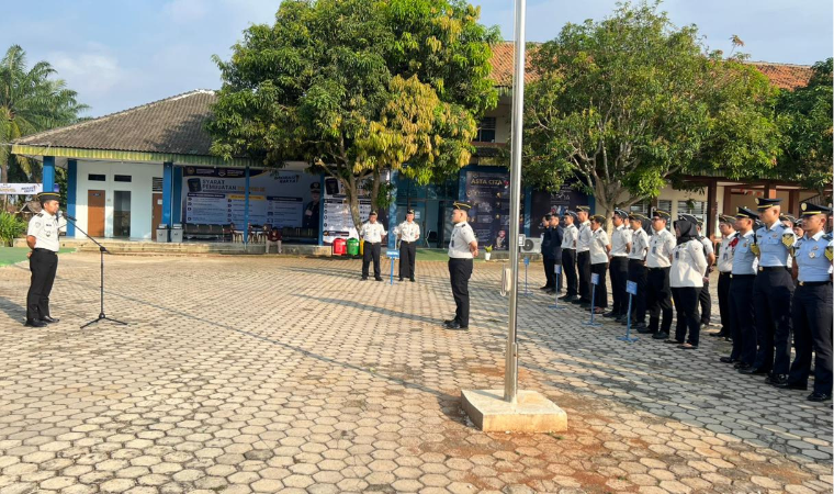Kasi Dokintalkim Apresiasi Kinerja Pegawai dalam Apel Pagi