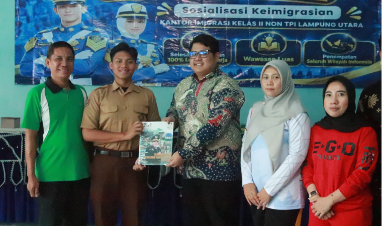 Taruna Poltekimipas Sosialisasikan Pendidikan Kedinasan di SMAN 3 Kotabumi