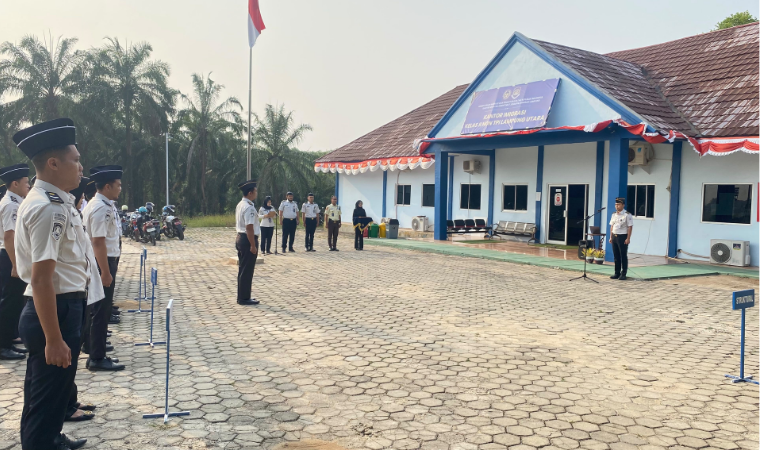 Tingkatkan Kewaspadaan Bencana hingga Serahkan Penghargaan Pegawai Teladan, Imigrasi Lampung Utara Gelar Apel Sore