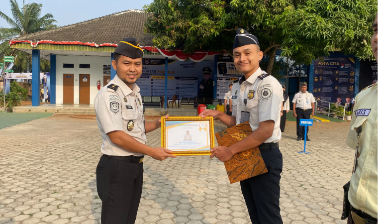 Tingkatkan Kewaspadaan Bencana hingga Serahkan Penghargaan Pegawai Teladan, Imigrasi Lampung Utara Gelar Apel Sore