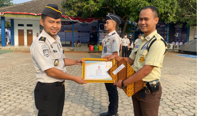 Tingkatkan Kewaspadaan Bencana hingga Serahkan Penghargaan Pegawai Teladan, Imigrasi Lampung Utara Gelar Apel Sore